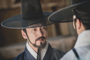 Hey, it's a Korean dude with a beard wearing a hat.